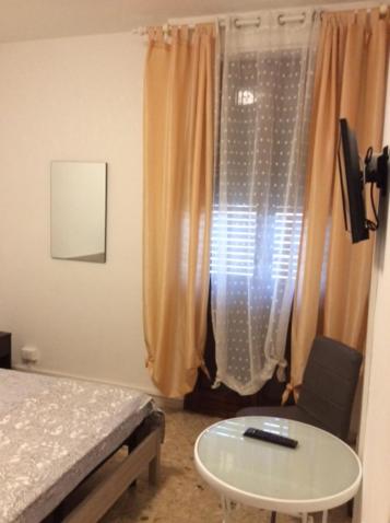 1 dormitorio con cama, mesa y ventana en CasaGiulia2Apartament, en Pisa