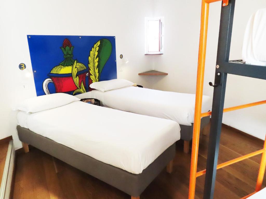 Letto o letti in una camera di Tric Trac Hostel