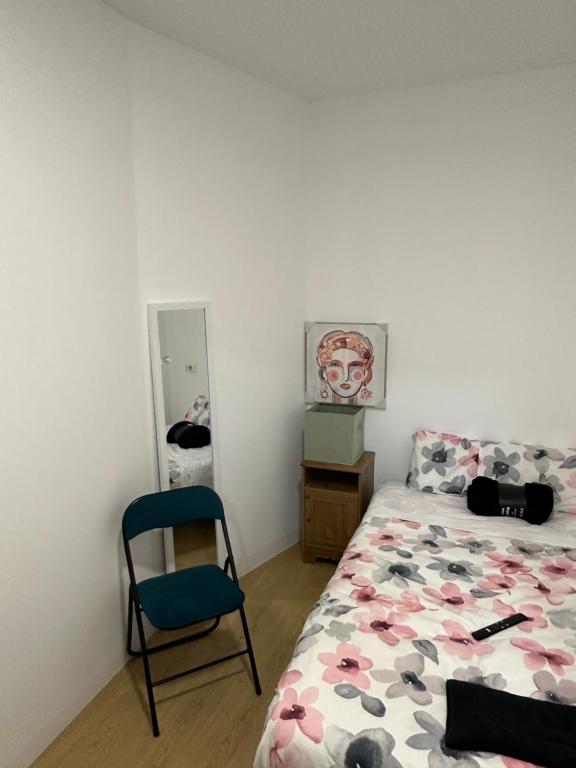 1 dormitorio con 1 cama y 1 silla en Loft completo, en Sant Boi del Llobregat