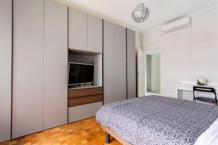 Cozy room in a SHARED apartment close to Linate airport stanza in appartamento condiviso a due passi da Milano Linate