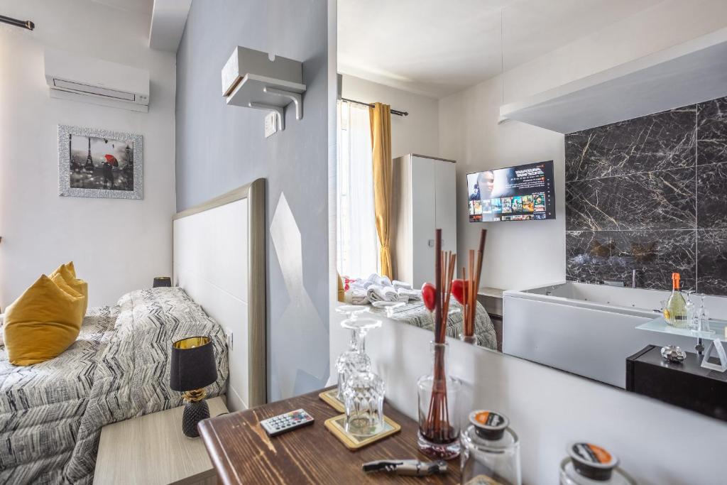 A television and/or entertainment centre at Relais Incantesimo Vaticano