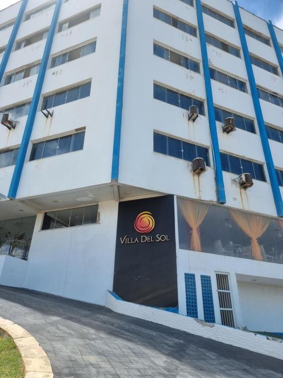 um edifício com uma placa que lê Villa del Sol em Villa Del Sol Hotel Fortaleza em Fortaleza
