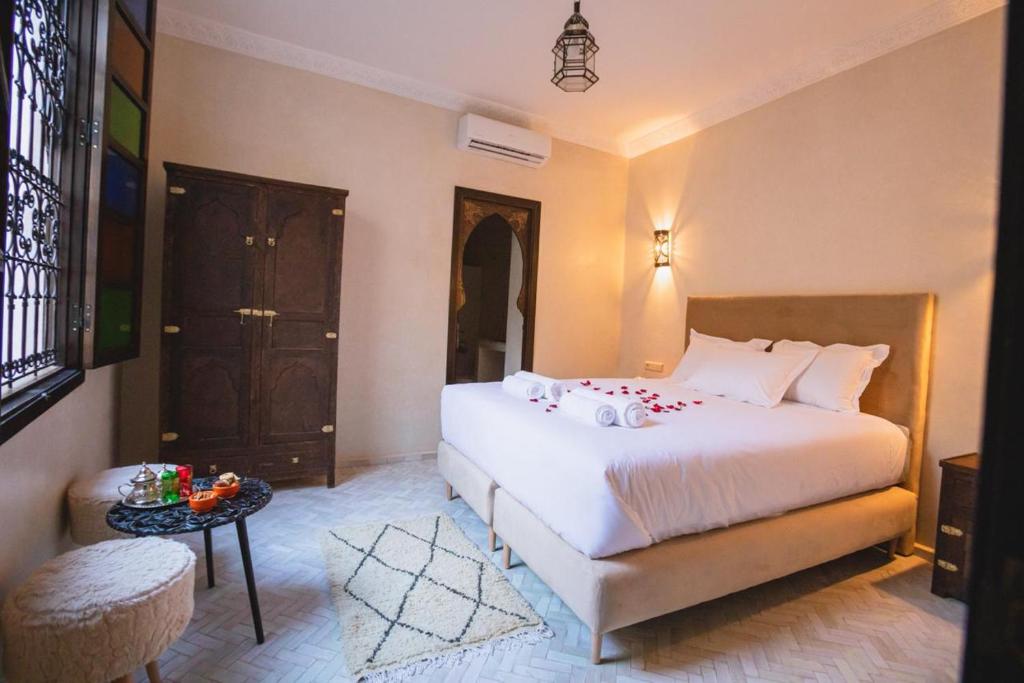 Postel nebo postele na pokoji v ubytování Riad Zazz