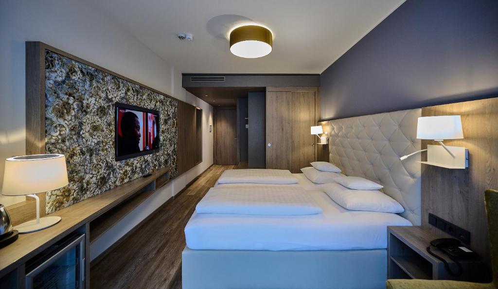 Postel nebo postele na pokoji v ubytování Hotel am See