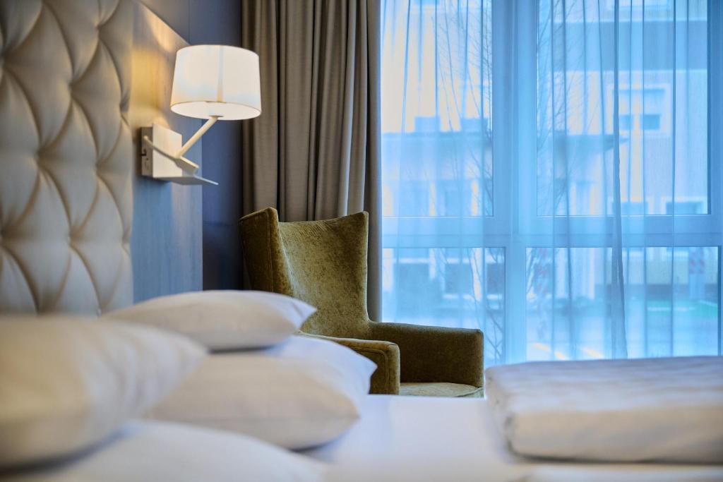 Postel nebo postele na pokoji v ubytování Hotel am See