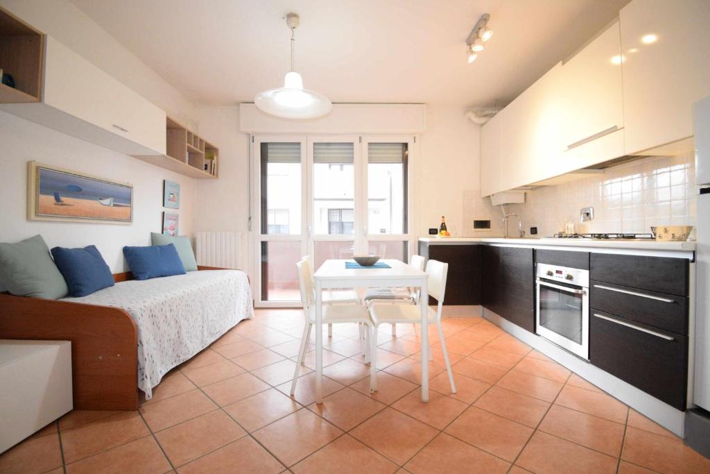 Zimmer mit einem Bett und einem Tisch sowie einer Küche in der Unterkunft Casa Gandolfi in Castello dʼArgile