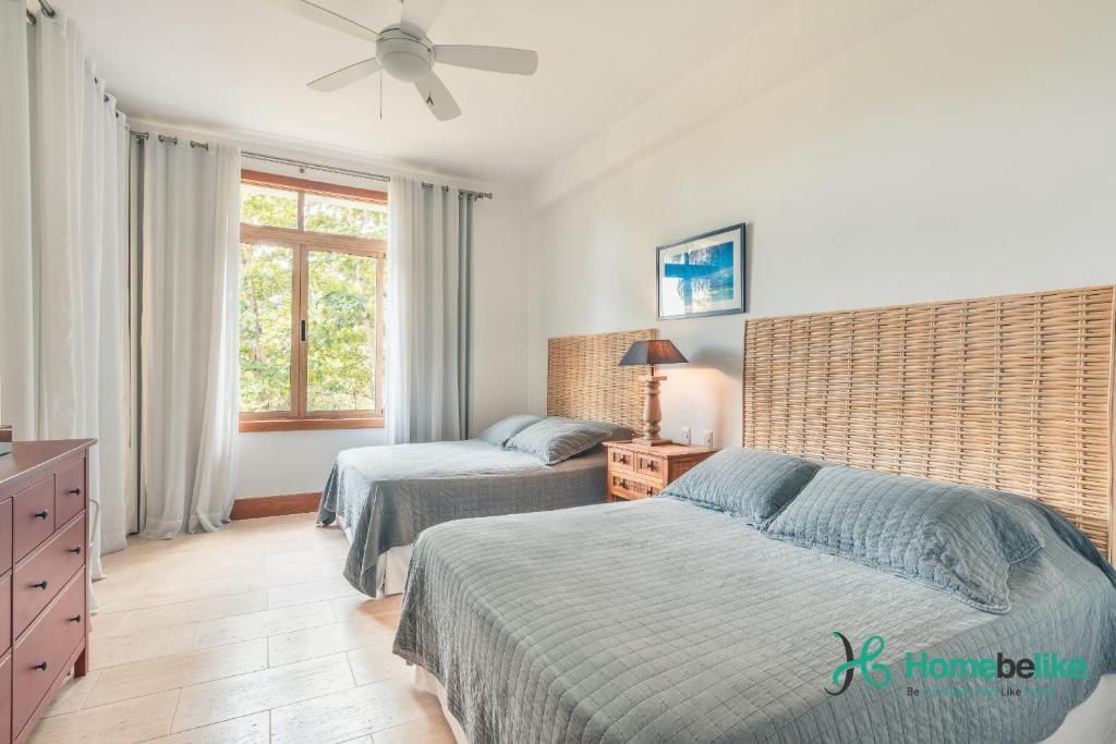 um quarto com 2 camas e uma ventoinha de tecto em Wonderful 1-BR apartment at Casa de Campo em El Infiernito