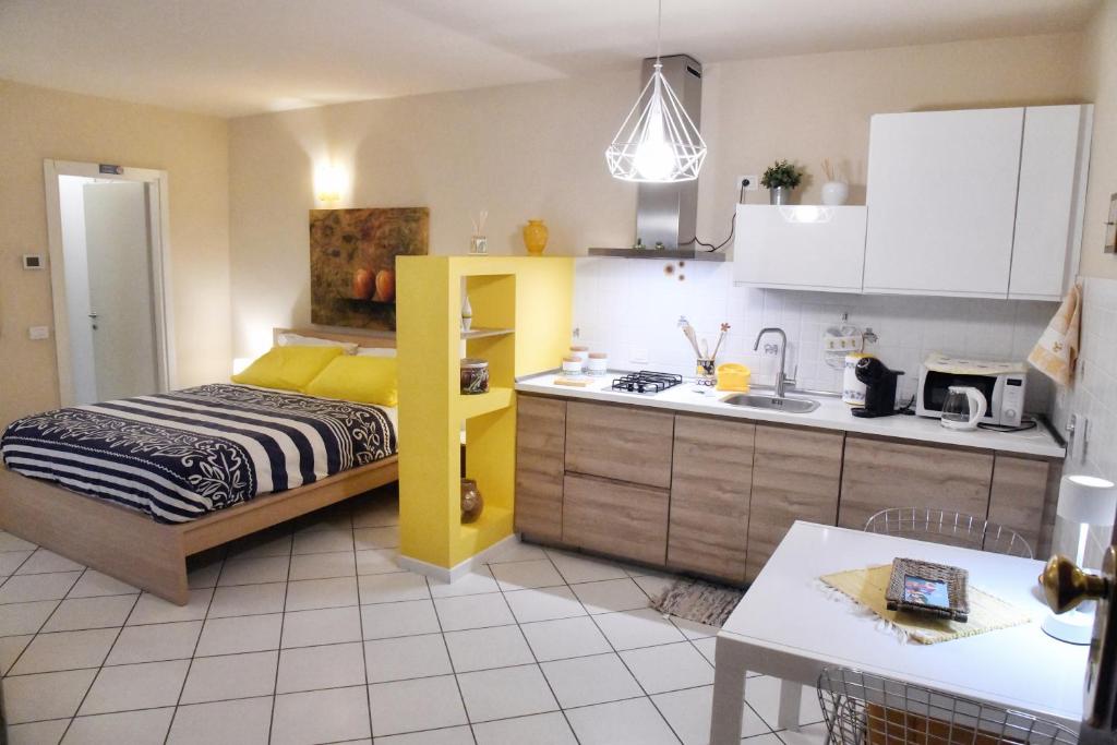 een keuken en een slaapkamer met een bed en een keuken gmaxwell gmaxwell gmaxwell bij CASA LISANDER in Lecco