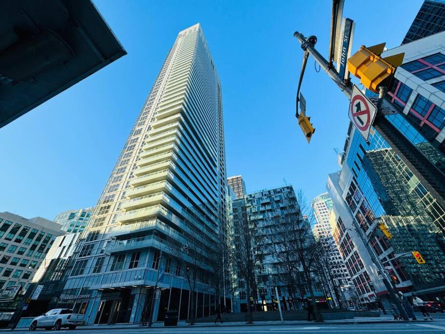 un grand bâtiment au milieu d'une ville dans l'établissement Modern Condo Next to CN Tower, à Toronto