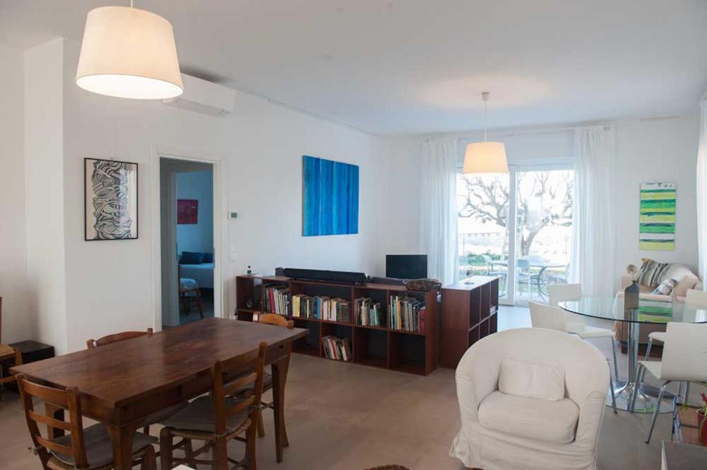 a living room with a dining room table and chairs at Casa Bilum in Sommacampagna