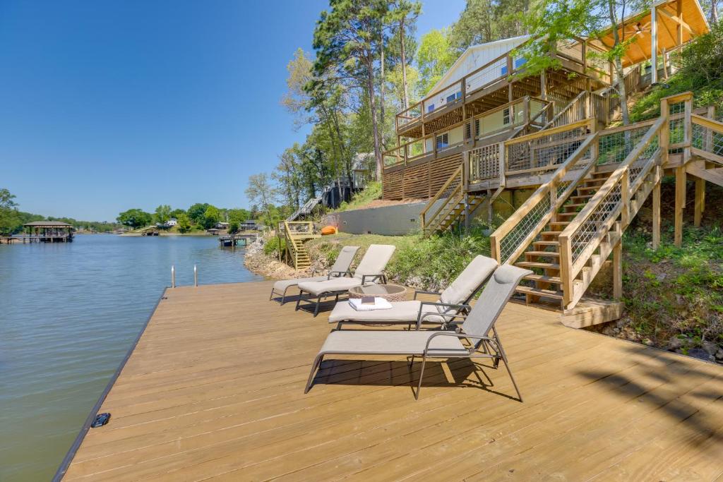 Waterfront Vacation Home on Logan Martin Lake!, Talladega (updated