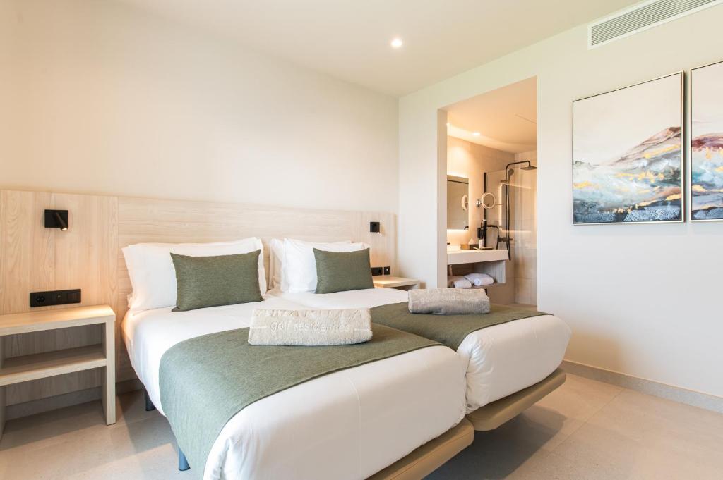 Postel nebo postele na pokoji v ubytování Amarilla Golf Residences