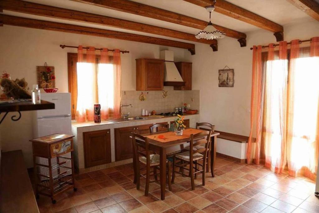 Kjøkken eller kjøkkenkrok på One bedroom house with shared pool terrace and wifi at Palma 4 km away from the beach