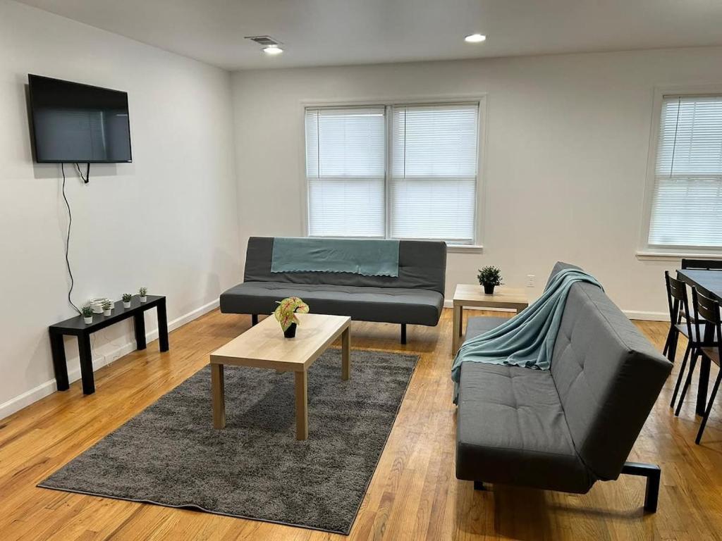 Bright & Spacious 3-Bed Close to NYC 휴식 공간