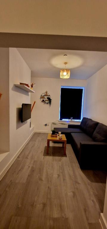 A television and/or entertainment centre at ApartHotel Flat 9 - 10 min to centre by Property Promise