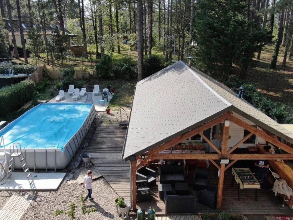una vista aérea de una casa con piscina en Villa de 4 chambres avec piscine privee sauna et terrasse a Quend, en Quend