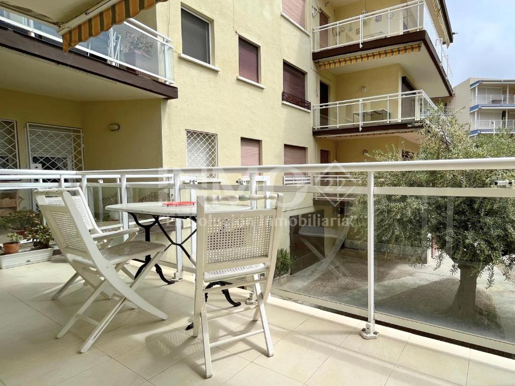 een patio met een tafel en stoelen op een balkon bij A unos 80 m de la playa Reguera, edif Los Tres Olivos 117B - INMO22 in Cambrils