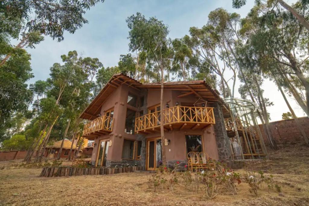 uma casa em construção com um deque em Cabaña Maras Peru em Maras