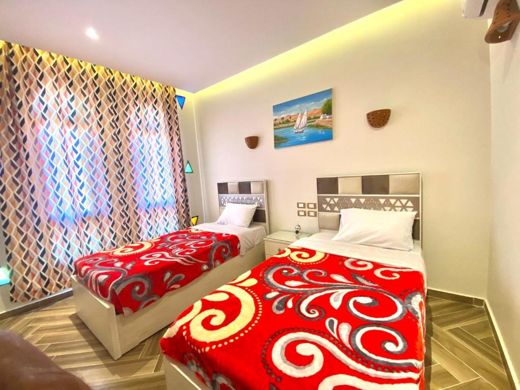 Postel nebo postele na pokoji v ubytování New Abu simbel Hotel & Restaurant