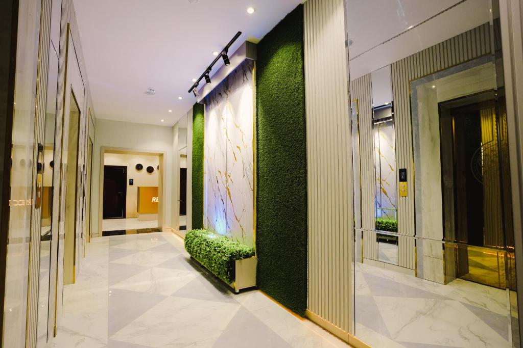 un pasillo de un edificio con paredes verdes en BALAND HOTEL DUSHANBE en Dusambé