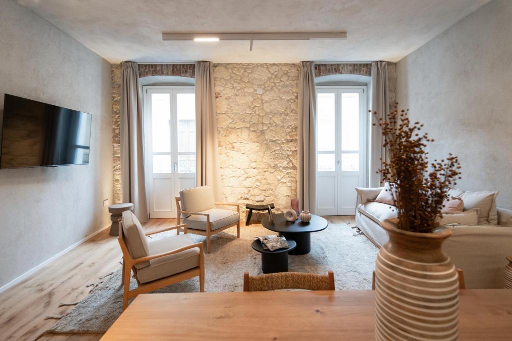 una sala de estar con un sofá y una mesa en Trinità UrbanHaven - Cuore di Cagliari, en Cagliari