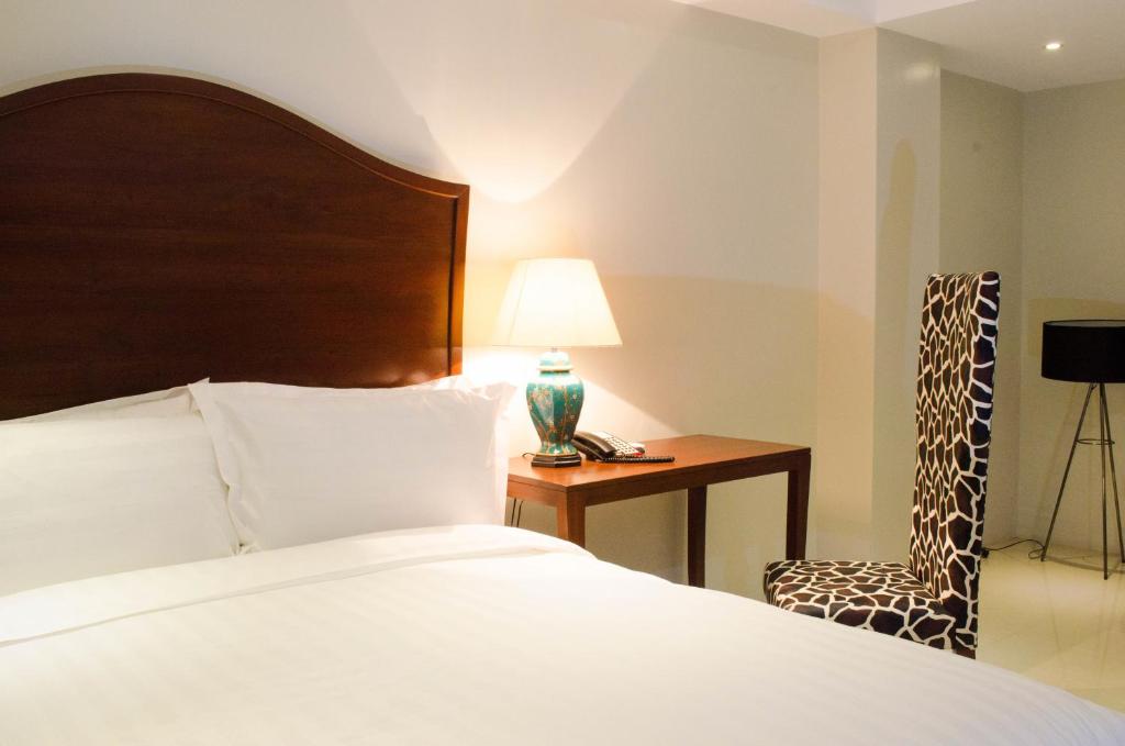 Postel nebo postele na pokoji v ubytování Ritz Hotel Angeles