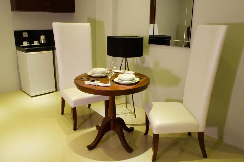 Příslušenství pro přípravu čaje a kávy v ubytování Ritz Hotel Angeles
