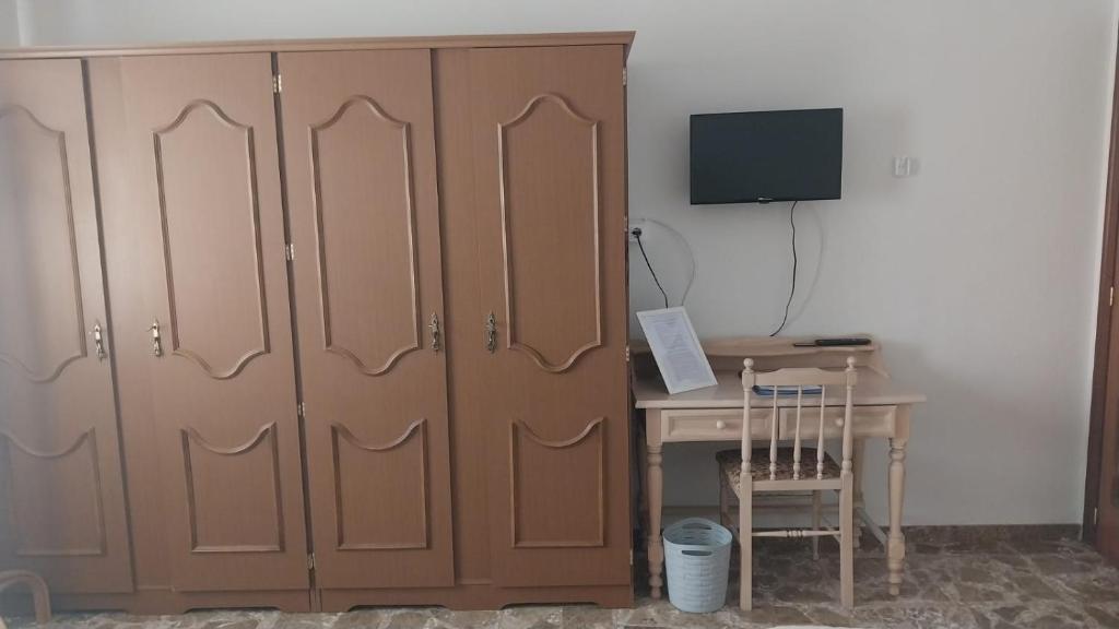 Televízia a/alebo spoločenská miestnosť v ubytovaní Magdeleine Village