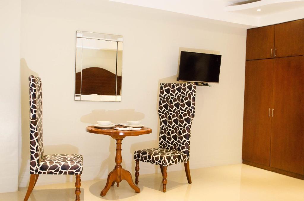 TV a/nebo společenská místnost v ubytování Ritz Hotel Angeles