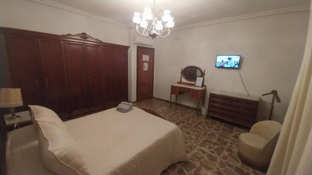 Televízia a/alebo spoločenská miestnosť v ubytovaní Magdeleine Village