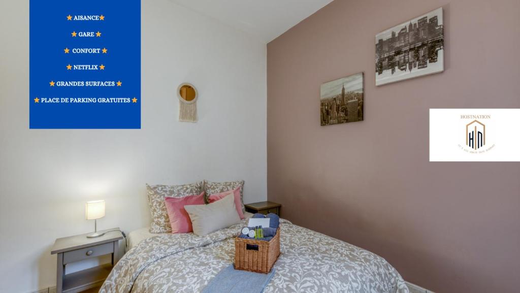- une chambre avec un lit et un panier dans l'établissement Aisance•Confort•Gare•Netflix, à Grenoble