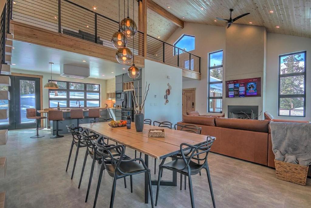 - une salle à manger et un salon avec une table et des chaises dans l'établissement NEW Hot Tub Haven with Panoramic View - Blue River, à Blue River