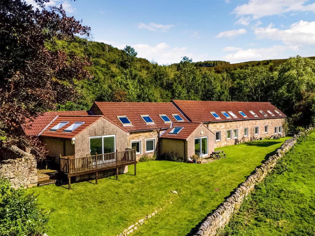 una fila de casas con paneles solares. en Alder Cottage - Uk46154, en Farlam