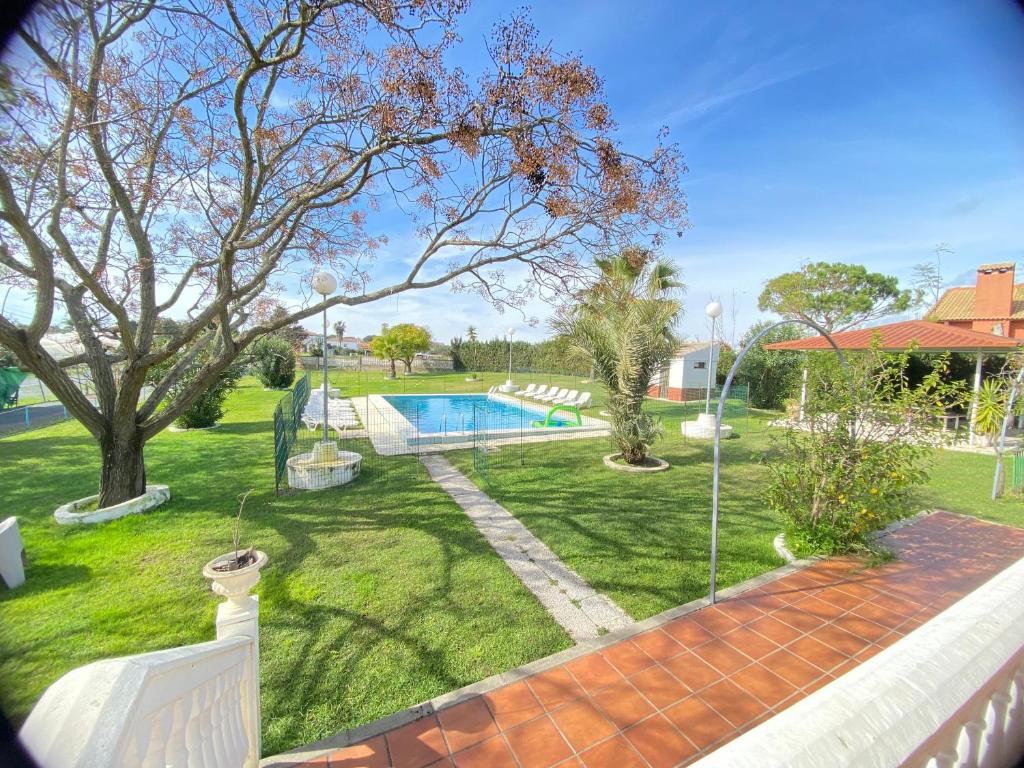 a view of a yard with a swimming pool at VILLA LÚA in Cartaya