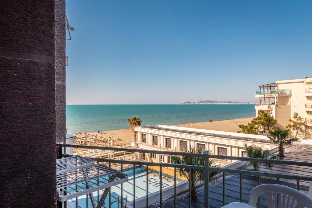 uma vista para a praia a partir da varanda de um resort em Coastal Comfort by Premium Selection em Durrës