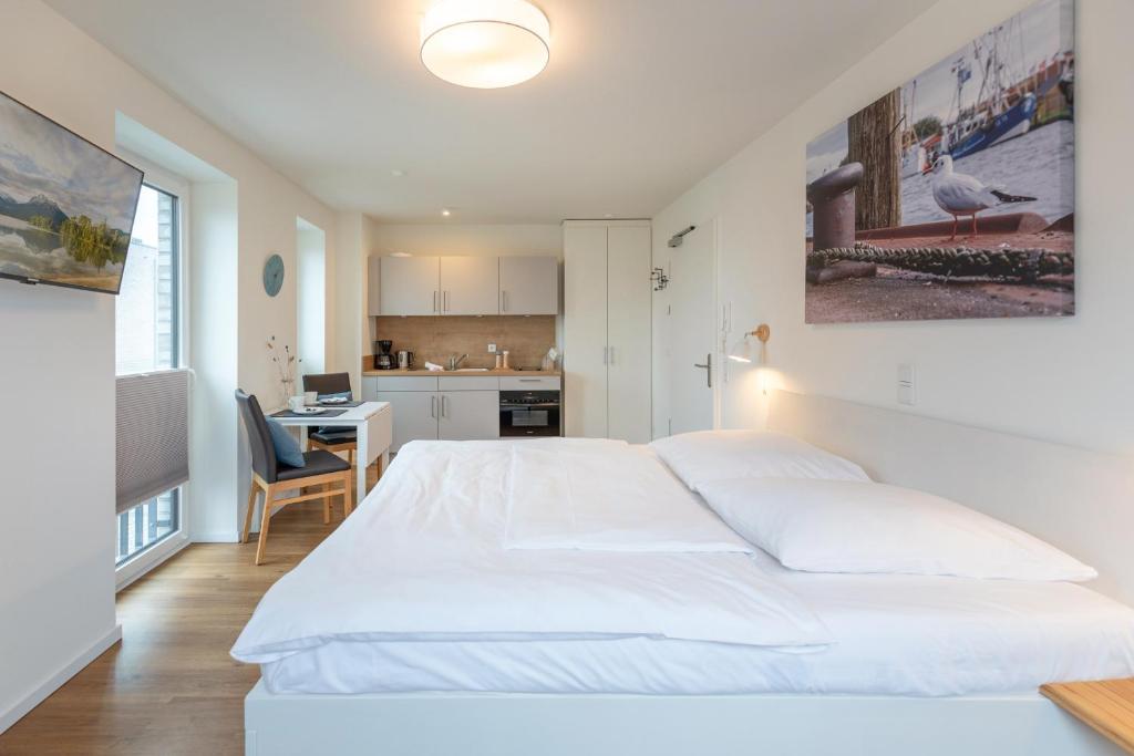 Nhà bếp/bếp nhỏ tại Ferienwohnung Nord-West - direkt am Nordseedeich mit Blick auf den See