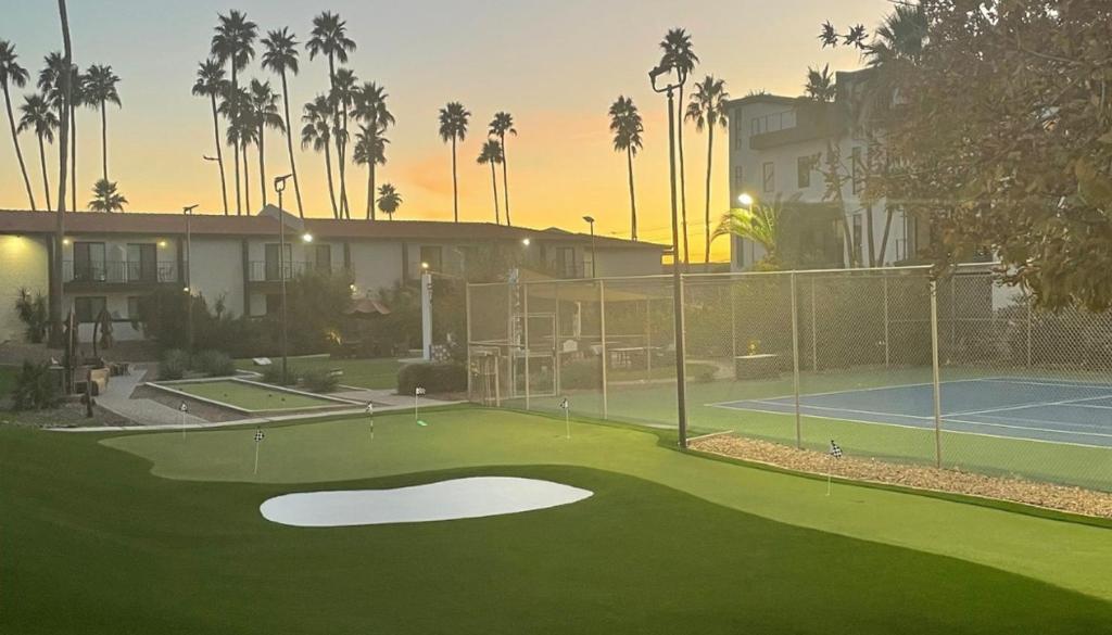- une vue sur un court de tennis avec un putting-green dans l'établissement 212-Fully Furnished 1BR Suite-Outdoor Pool, à Scottsdale