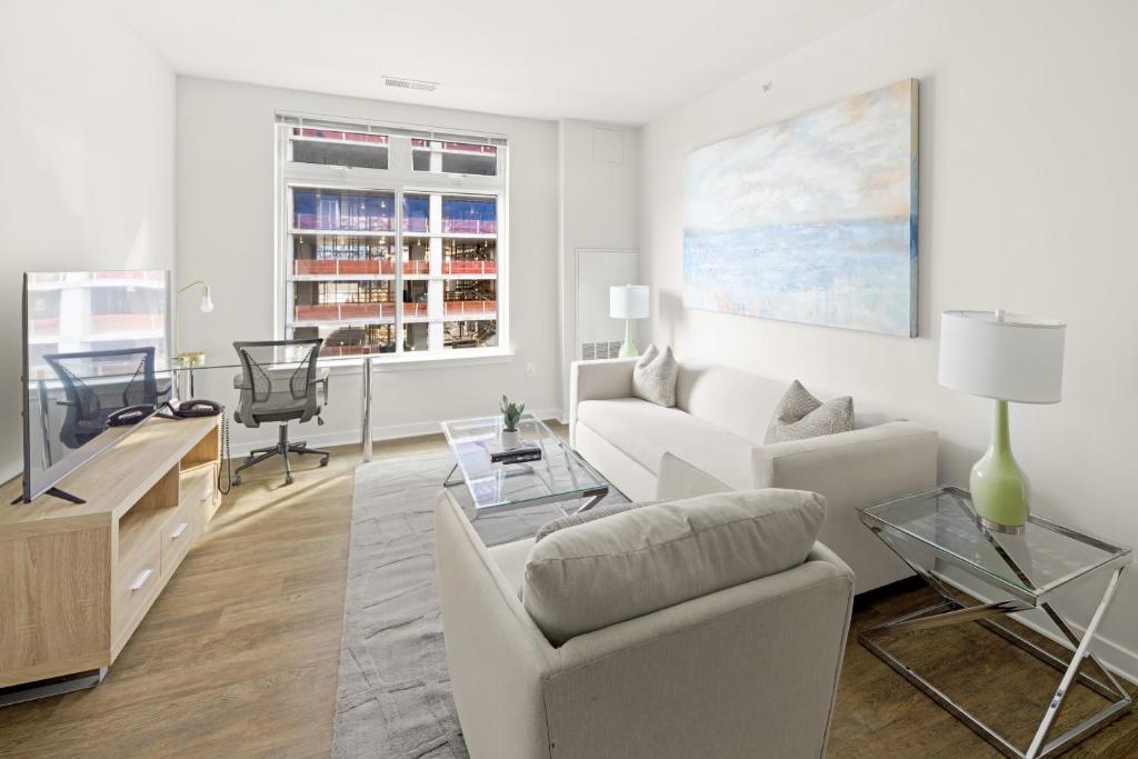 ein Wohnzimmer mit Sofa und Tisch in der Unterkunft Global Luxury Suites at Reston in Reston