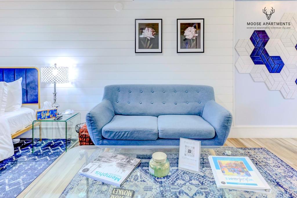 sala de estar con sofá azul y mesa en The Moose #3 - Modern Luxe Studio with Free Gated Parking & Wifi, en Memphis