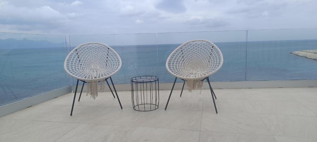 バレストラーテにあるLa Villa di Nonna Pinaの白い椅子2脚