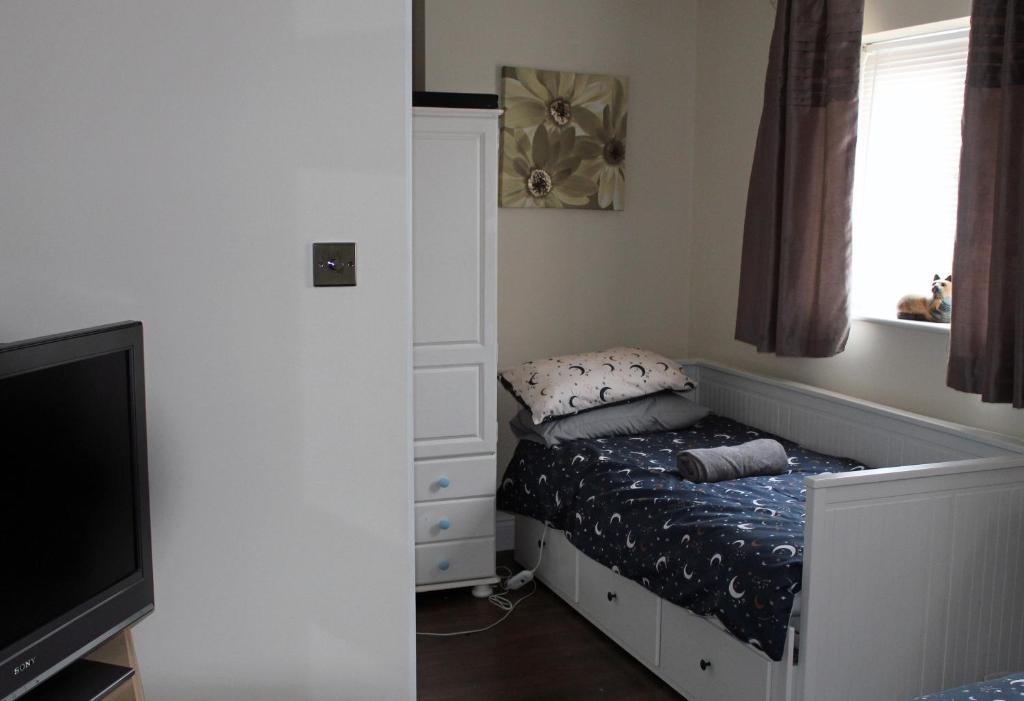 Cosy room with 3 bed spaces in a friendly bungalow - Chambre Double Avec Salle De Bain Partagée