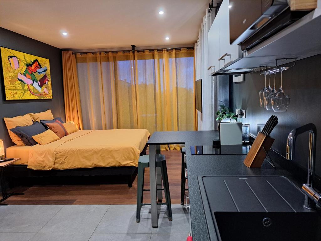 Le 7 - Studio With Terrace
