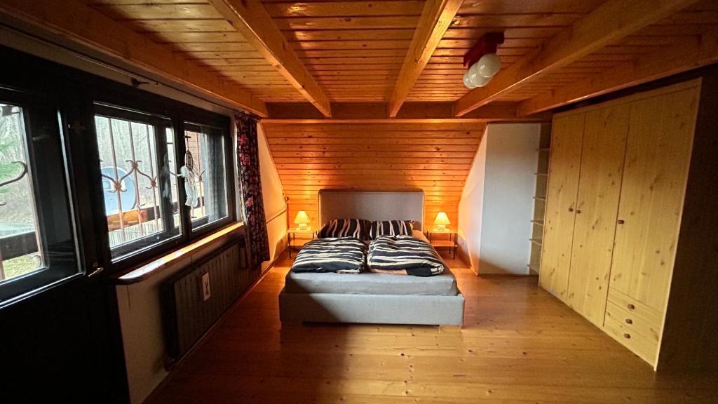 Tempat tidur dalam kamar di Przystanek Zawadka
