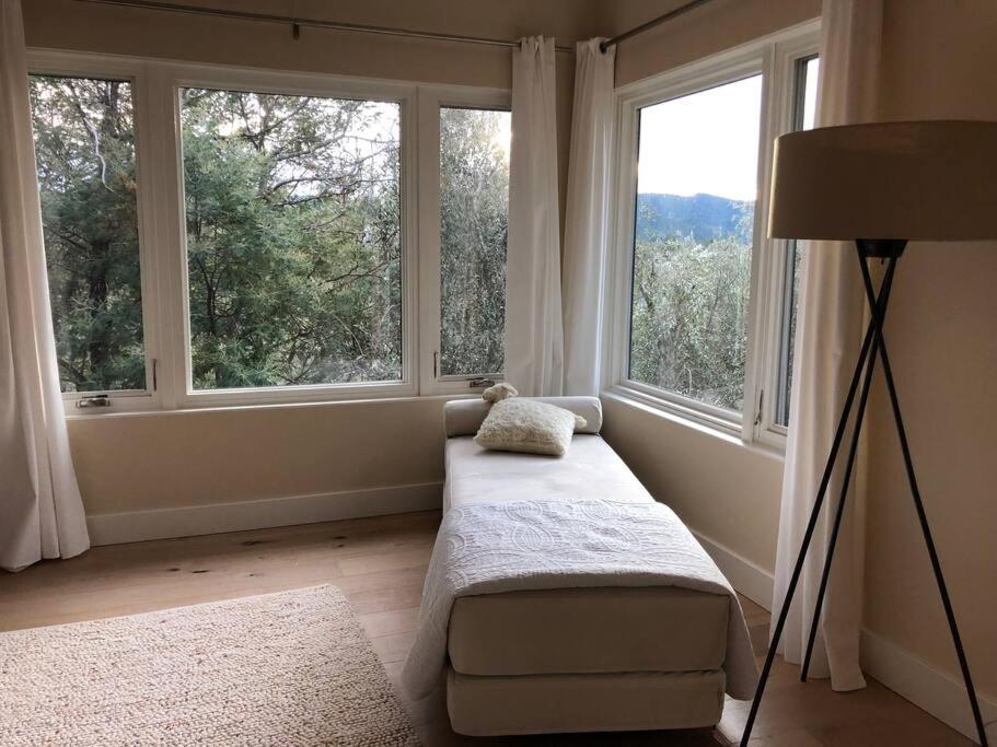 Ένα ή περισσότερα κρεβάτια σε δωμάτιο στο Modern Wine Country Home on 10 acres with vineyard