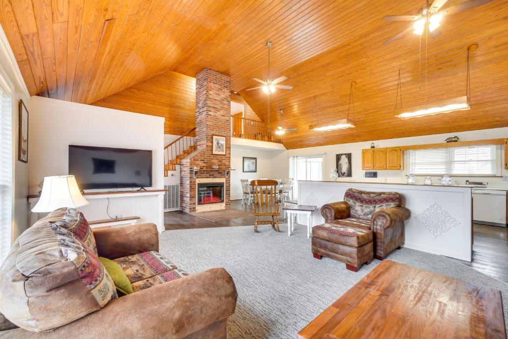 sala de estar con sofá y chimenea en Riverfront Dayton Getaway on 700 Wooded Acres!, en Dayton