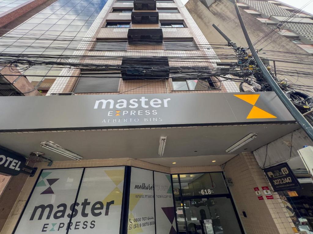 una tienda frente a un edificio con un cartel expreso maestro en Master Express Alberto Bins - 200 metros do Hospital Santa Casa, en Porto Alegre