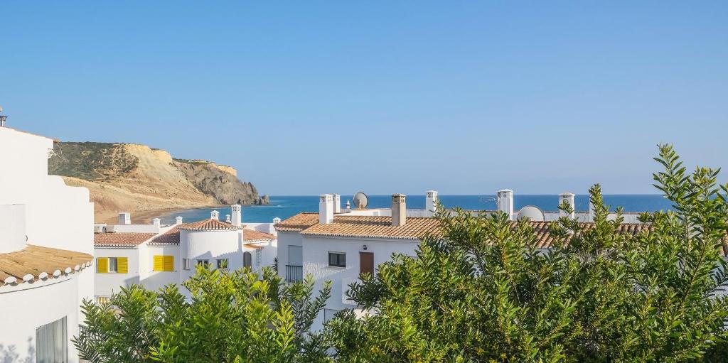 uitzicht op de huizen en de oceaan bij Casa da Praia in Luz