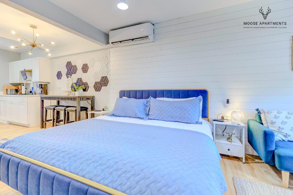 The Moose #8 - Modern Luxe Loft with King Bed & Free Parking & Wifi photo