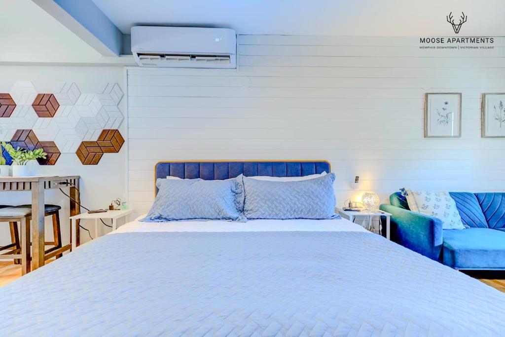 The Moose #8 - Modern Luxe Loft with King Bed & Free Parking & Wifi photo
