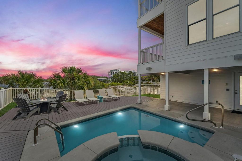 une piscine devant une maison dans l'établissement Dock N Dune by 30A Escapes, à Seagrove Beach